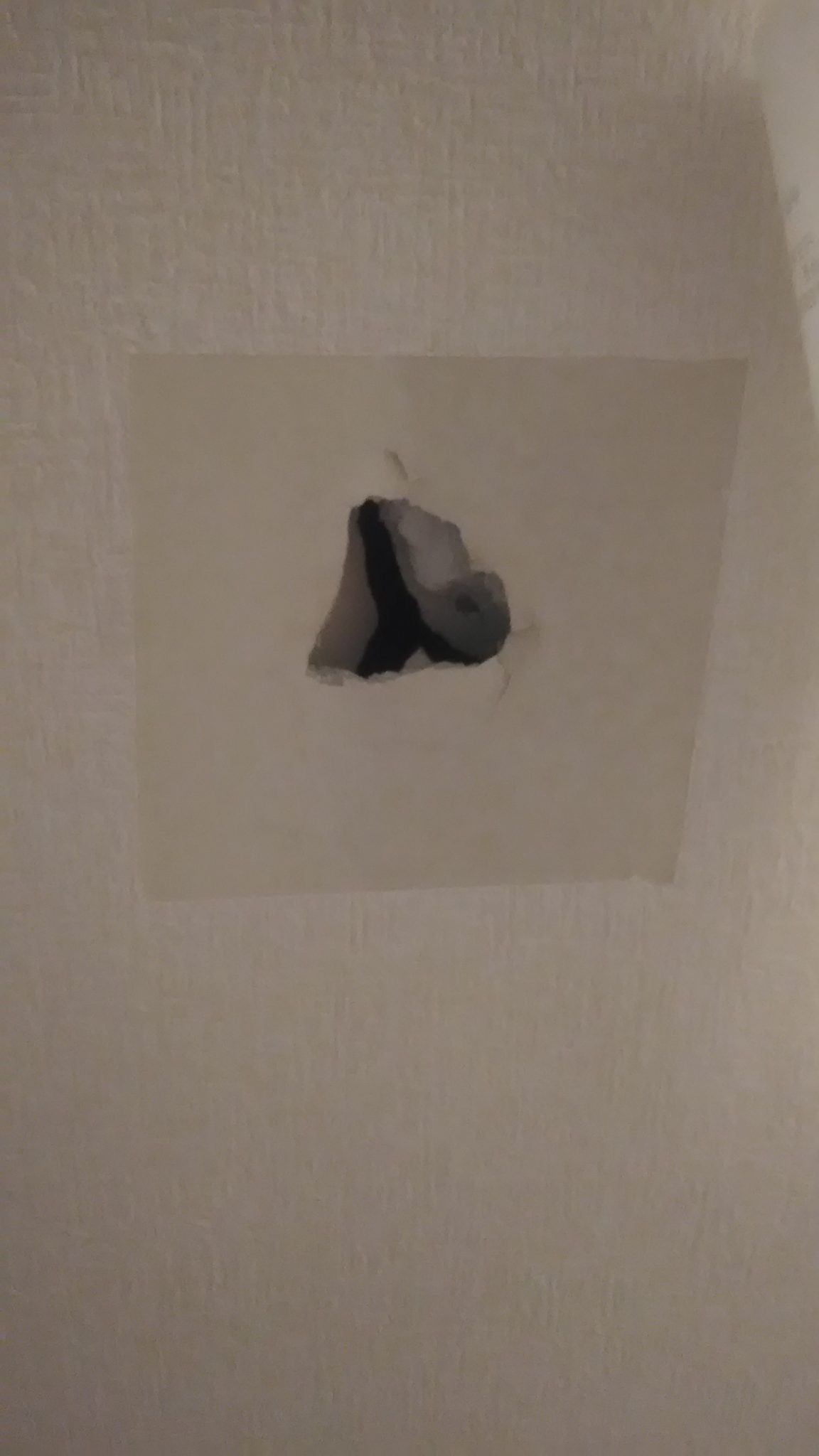 壁にパンチした方必見 壁の穴を補修してみた